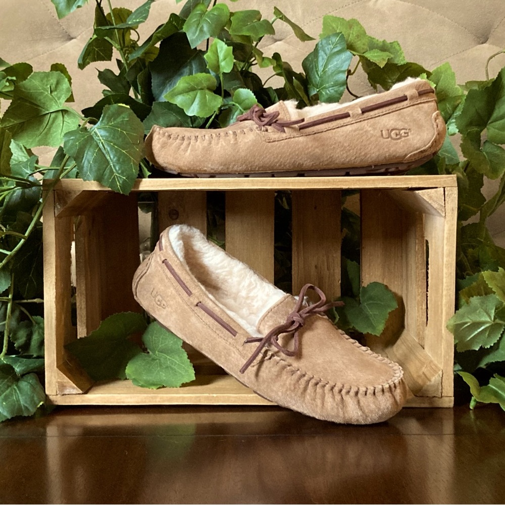 Women’s Chestnut UGG Dakota Slipper Moccasins Size 8.